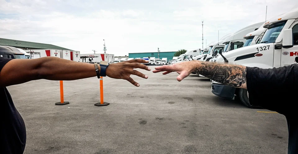 A Good Example of Truck Stop Etiquette Is to Help Your Colleagues.